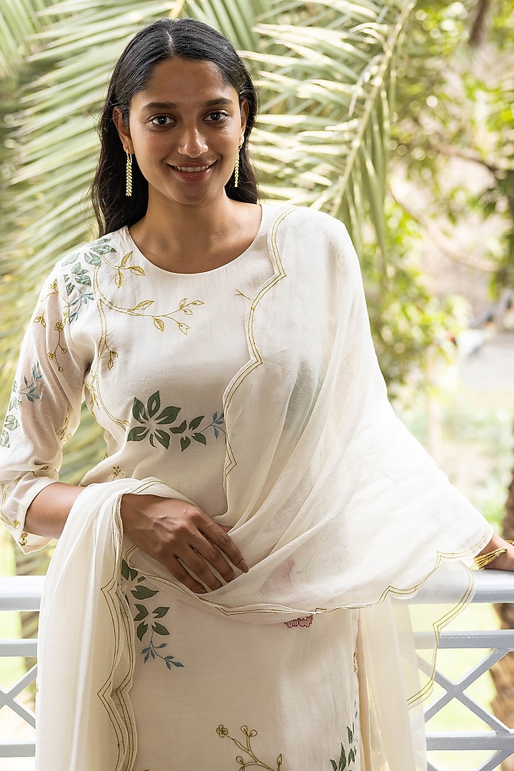 Pearl White Muslin Cotton Thread Embroidered Kurta Set by Vaayu at Pernia's Pop Up Shop