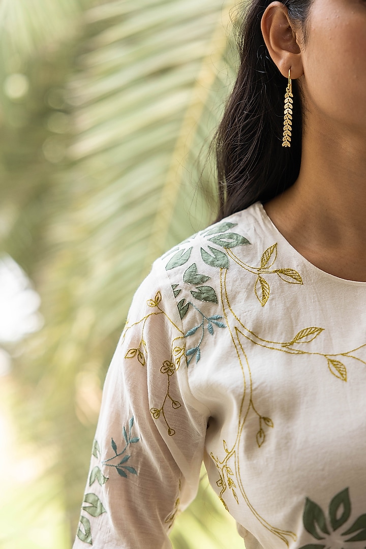Pearl White Muslin Cotton Thread Embroidered Kurta Set by Vaayu at Pernia's Pop Up Shop