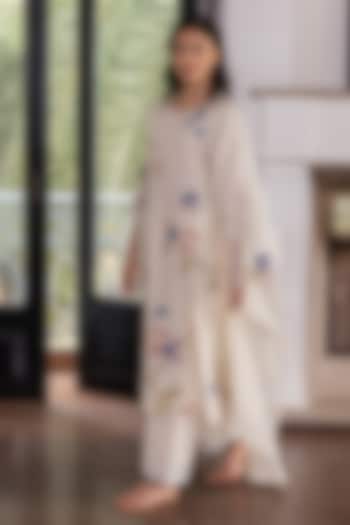 Pearl White Muslin Cotton Floral Applique Work Kurta Set by Vaayu at Pernia's Pop Up Shop