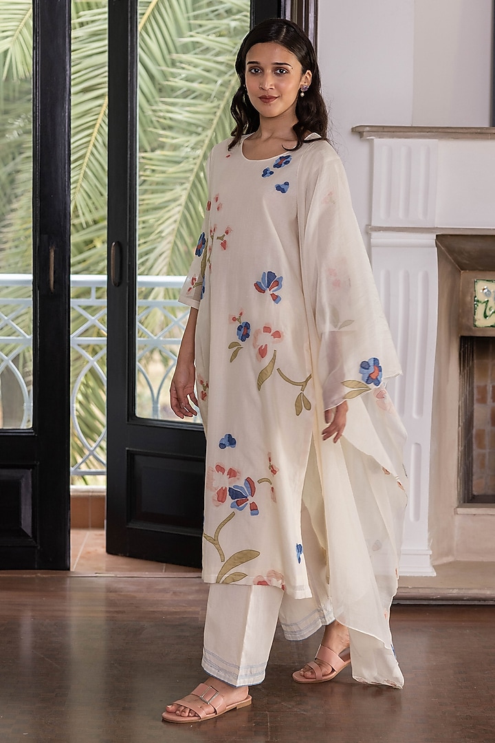 Pearl White Muslin Cotton Floral Applique Work Kurta Set by Vaayu at Pernia's Pop Up Shop