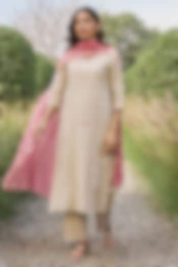 Ecru Muslin Cotton Floral Embroidered Kurta Set by Vaayu at Pernia's Pop Up Shop