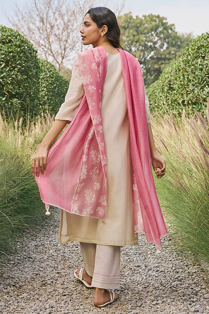 Ecru Muslin Cotton Floral Embroidered Kurta Set by Vaayu at Pernia's Pop Up Shop