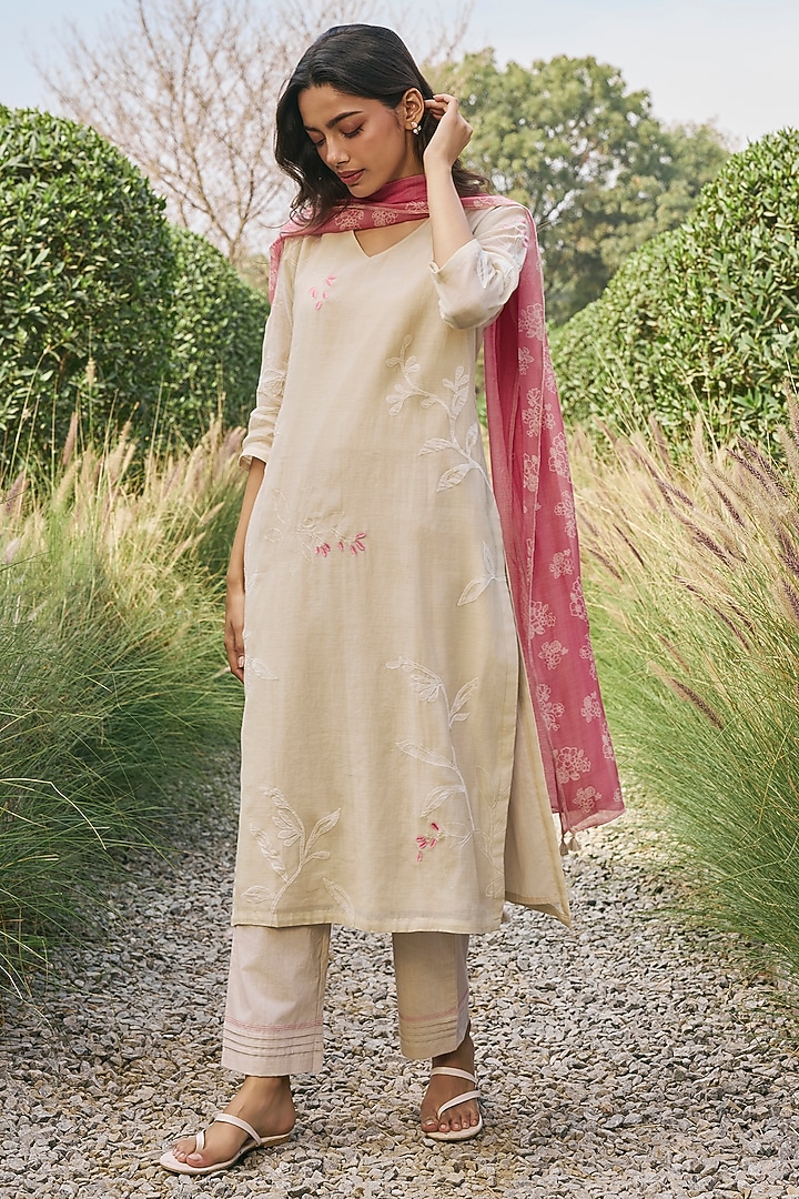Ecru Muslin Cotton Floral Embroidered Kurta Set by Vaayu at Pernia's Pop Up Shop