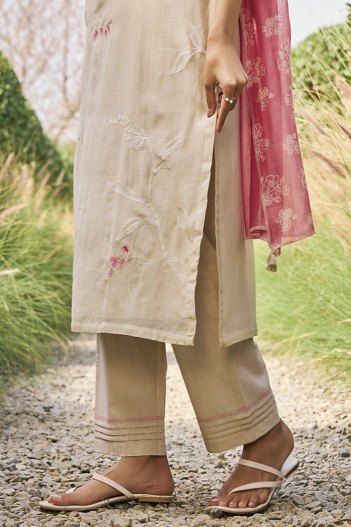 Ecru Muslin Cotton Floral Embroidered Kurta Set by Vaayu at Pernia's Pop Up Shop