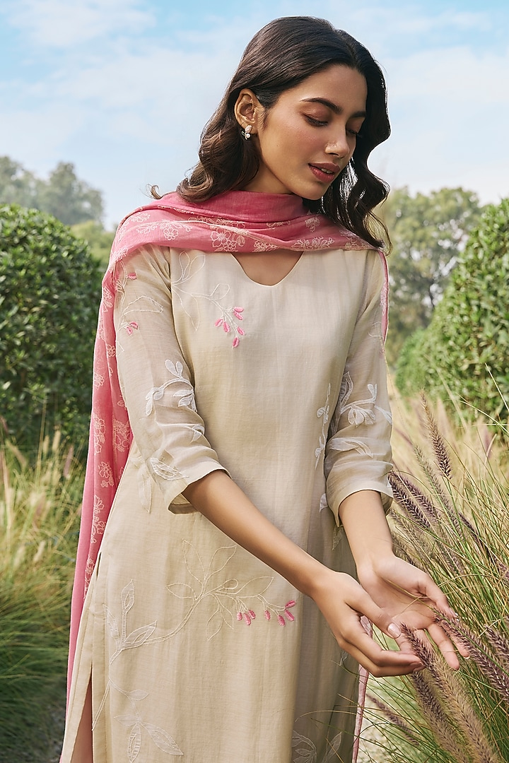 Ecru Muslin Cotton Floral Embroidered Kurta Set by Vaayu at Pernia's Pop Up Shop