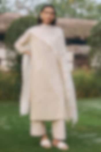 Ecru Muslin Cotton Floral Applique Work Kurta Set by Vaayu at Pernia's Pop Up Shop