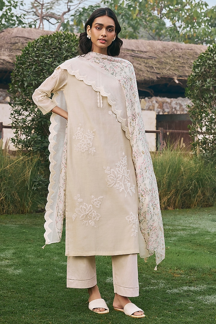 Ecru Muslin Cotton Floral Applique Work Kurta Set by Vaayu at Pernia's Pop Up Shop
