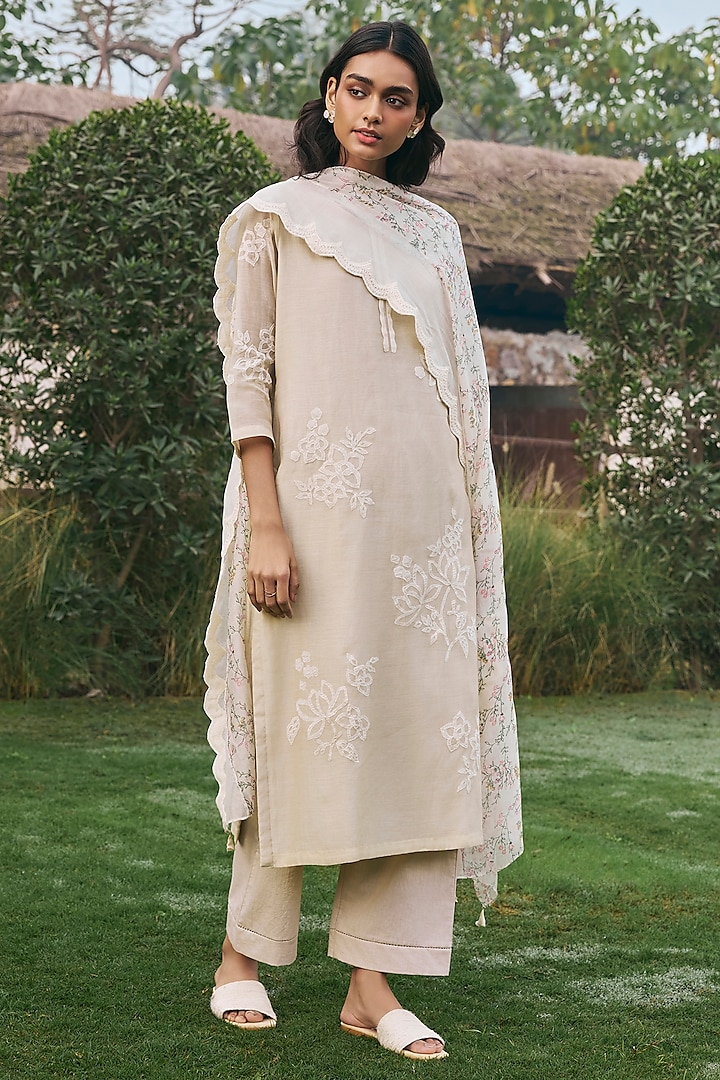 Ecru Muslin Cotton Floral Applique Work Kurta Set by Vaayu at Pernia's Pop Up Shop