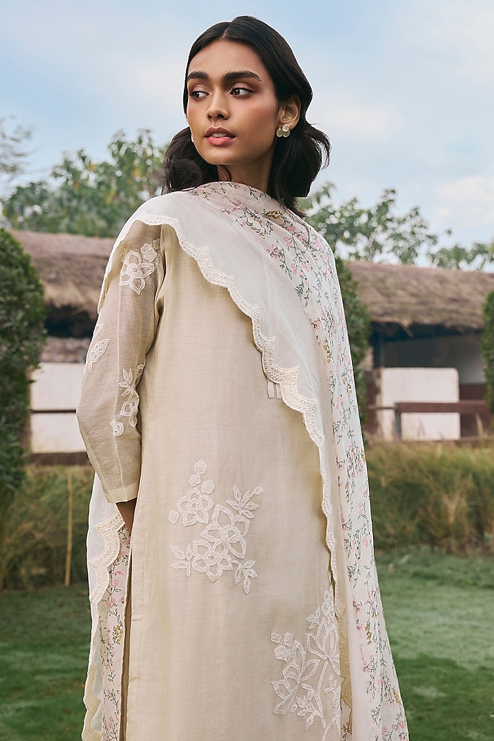Ecru Muslin Cotton Floral Applique Work Kurta Set by Vaayu at Pernia's Pop Up Shop