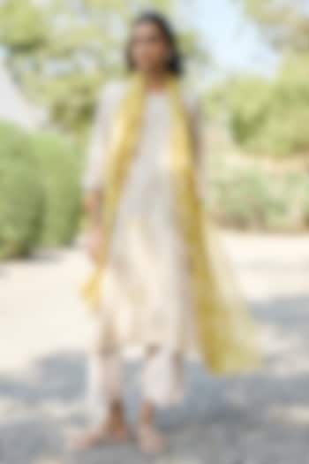 Ecru Muslin Cotton Floral Thread Embroidered Kurta Set by Vaayu at Pernia's Pop Up Shop