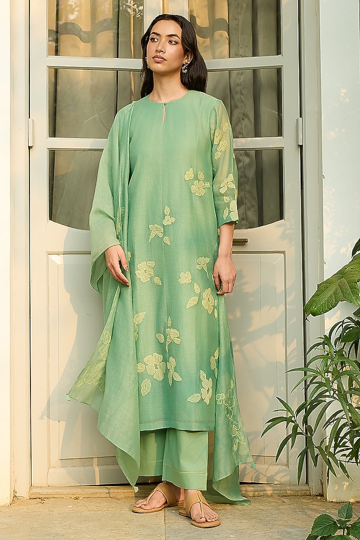 Verdant-Colored Muslin Cotton Embroidered Kurta Set by Vaayu at Pernia's Pop Up Shop