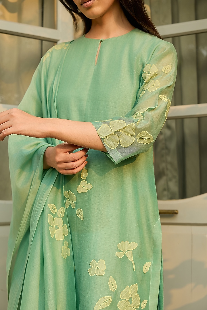 Verdant-Colored Muslin Cotton Embroidered Kurta Set by Vaayu at Pernia's Pop Up Shop