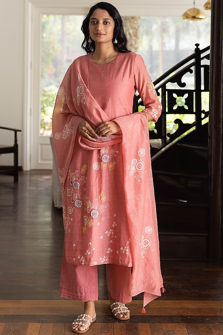 Coral Muslin Cotton Floral Printed & Embroidered Kurta Set by Vaayu