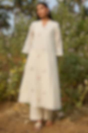 Ivory Muslin Cotton Thread Embroidered Kurta Set by Vaayu at Pernia's Pop Up Shop