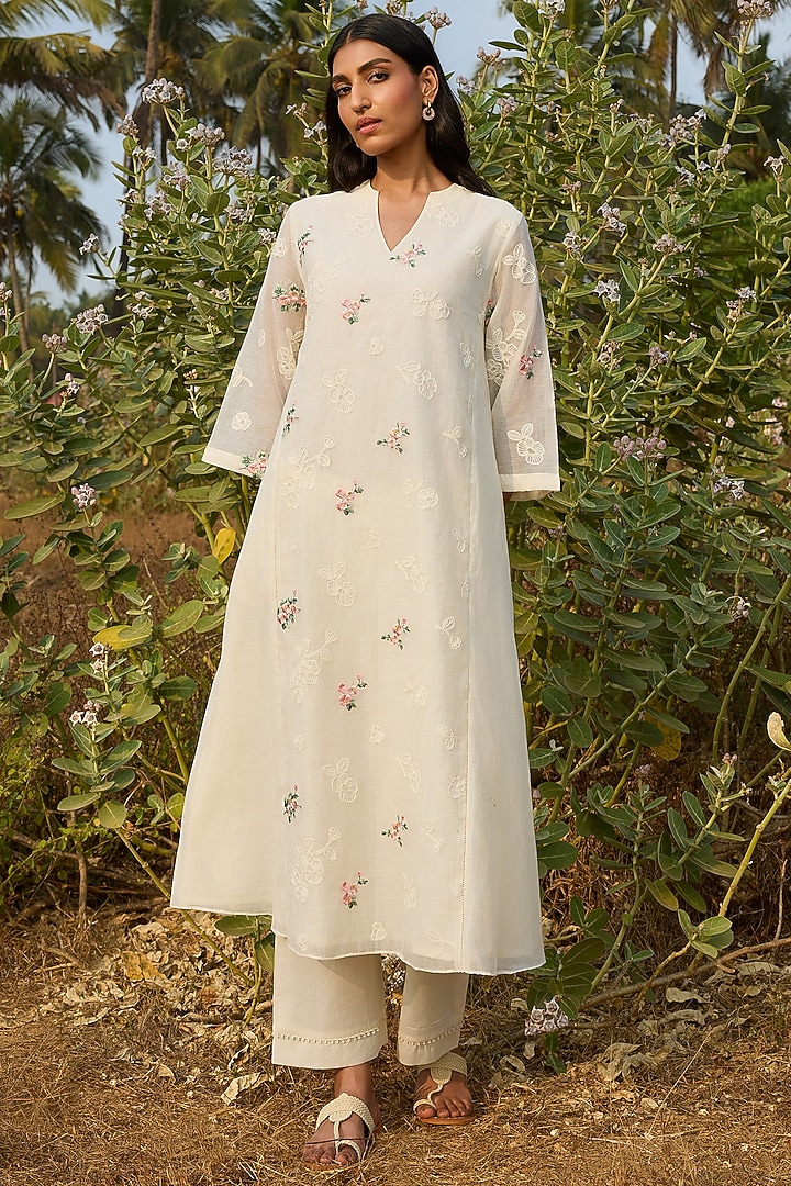 Ivory Muslin Cotton Thread Embroidered Kurta Set by Vaayu at Pernia's Pop Up Shop