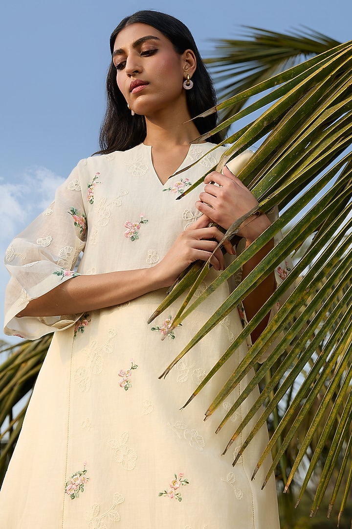 Ivory Muslin Cotton Thread Embroidered Kurta Set by Vaayu at Pernia's Pop Up Shop