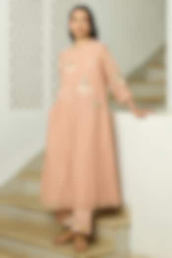 Blossom Pink Muslin Cotton Applique Embroidered Kurta Set by Vaayu at Pernia's Pop Up Shop