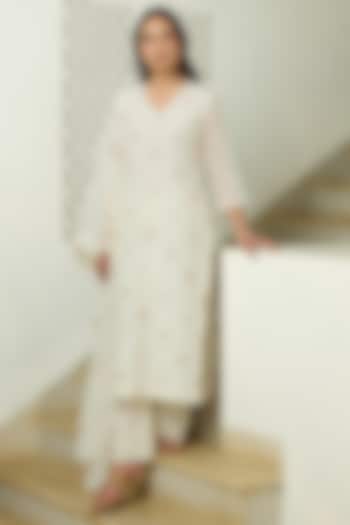 Ivory Muslin Cotton Floral Embroidered Kurta Set by Vaayu at Pernia's Pop Up Shop