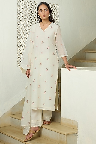 Ivory Muslin Cotton Floral Embroidered Kurta Set by Vaayu