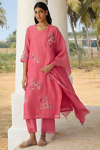 Rose-Colored Muslin Cotton Applique Embroidered Kurta Set by Vaayu