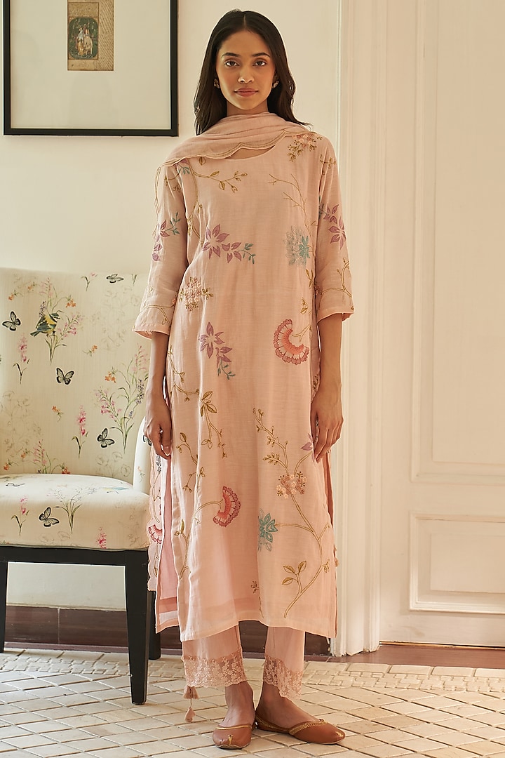 Magnolia-Colored Muslin Cotton Applique Work Kurta Set by Vaayu at Pernia's Pop Up Shop