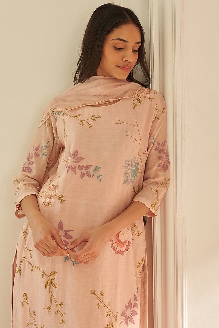 Magnolia-Colored Muslin Cotton Applique Work Kurta Set by Vaayu at Pernia's Pop Up Shop