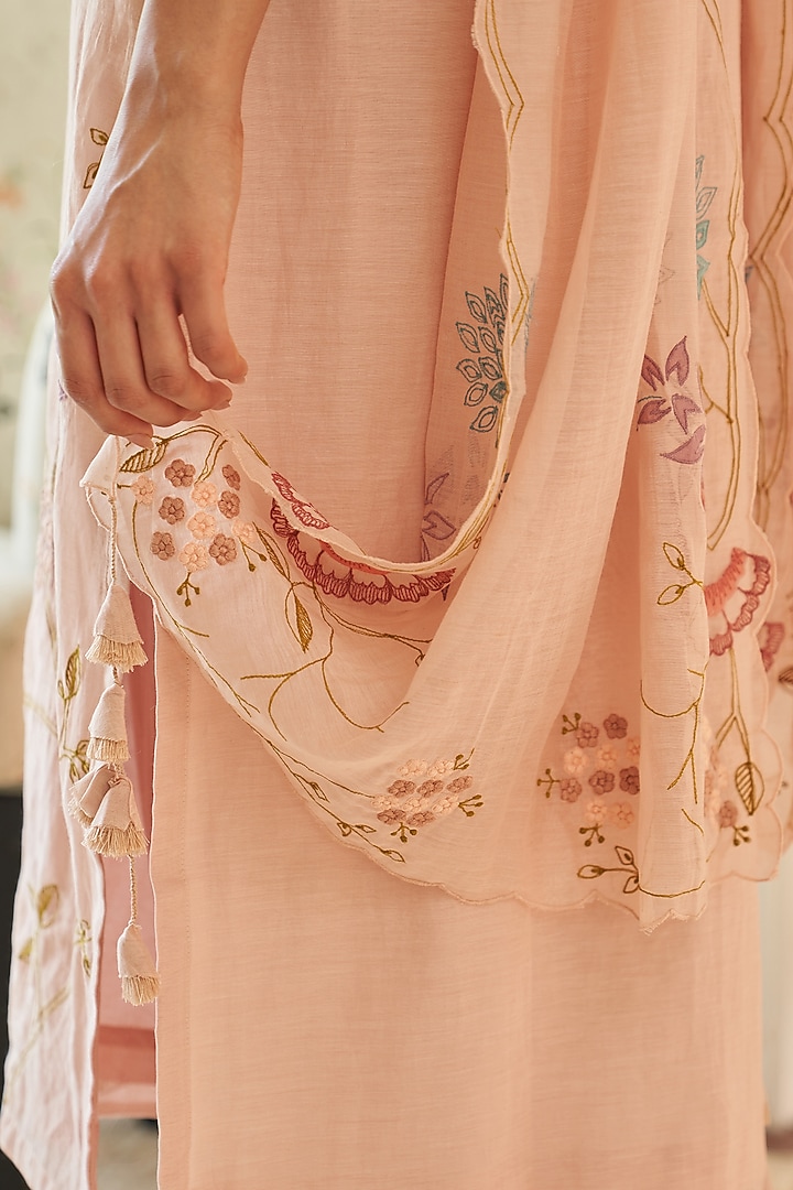 Magnolia-Colored Muslin Cotton Applique Work Kurta Set by Vaayu at Pernia's Pop Up Shop