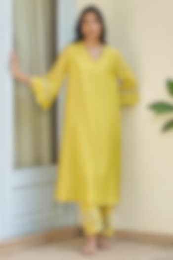 Daffodil Muslin Cotton Floral Applique Kurta Set by Vaayu at Pernia's Pop Up Shop