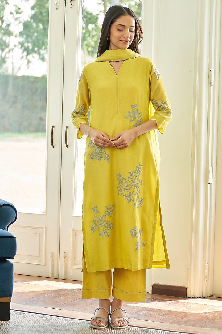 Daffodil Muslin Cotton Floral Applique Embroidered Kurta Set by Vaayu at Pernia's Pop Up Shop