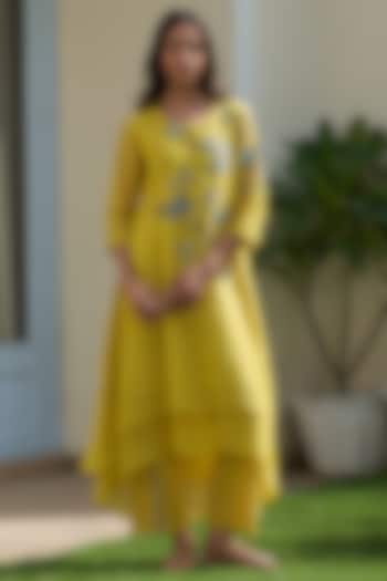 Daffodil Muslin Cotton Floral Thread Work Kurta Set by Vaayu at Pernia's Pop Up Shop