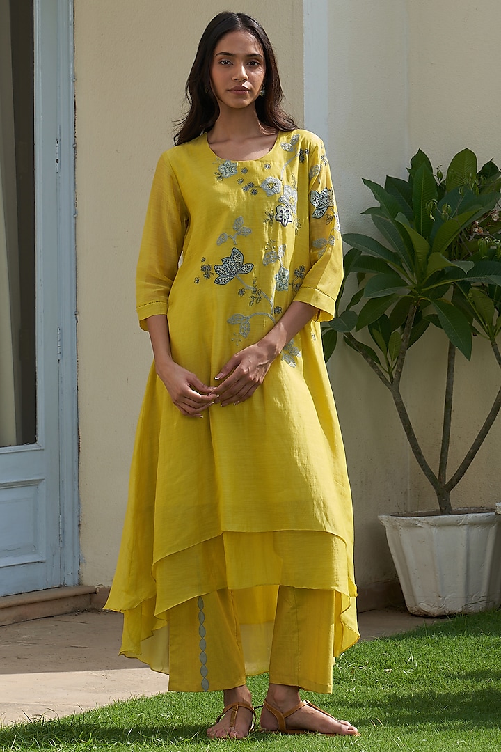 Daffodil Muslin Cotton Floral Thread Work Kurta Set by Vaayu at Pernia's Pop Up Shop