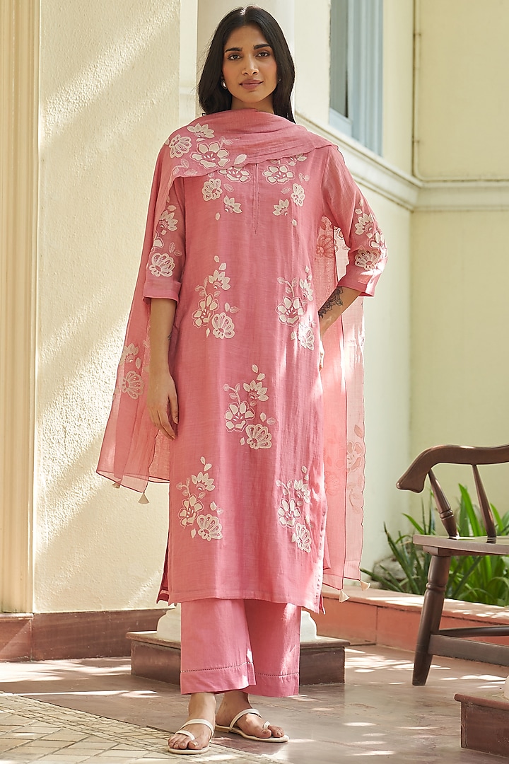 Peony Pink Muslin Cotton Floral Applique Work Kurta Set by Vaayu at Pernia's Pop Up Shop