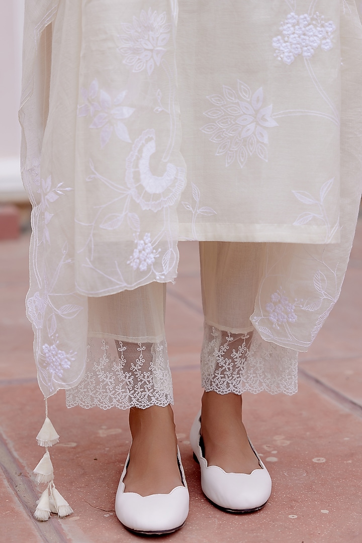 Swan White Muslin Cotton Floral Embroidered Kurta Set by Vaayu at Pernia's Pop Up Shop
