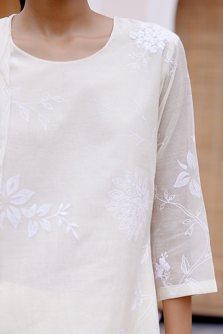 Swan White Muslin Cotton Floral Embroidered Kurta Set by Vaayu at Pernia's Pop Up Shop