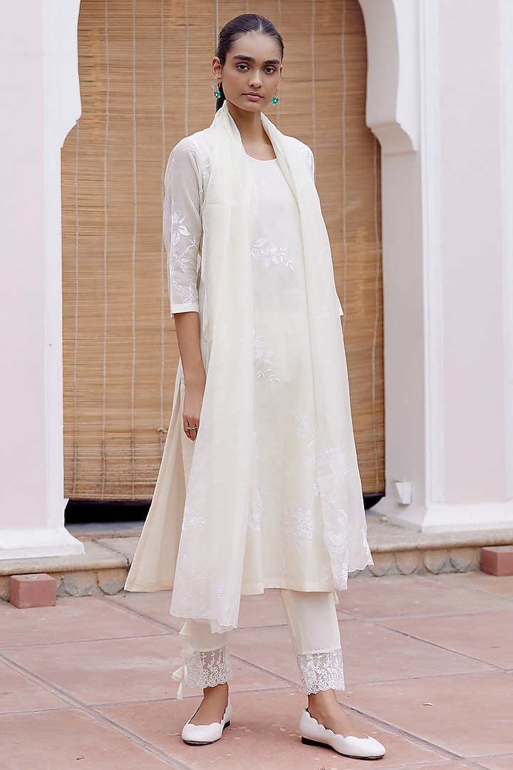 Swan White Muslin Cotton Floral Embroidered Kurta Set by Vaayu at Pernia's Pop Up Shop