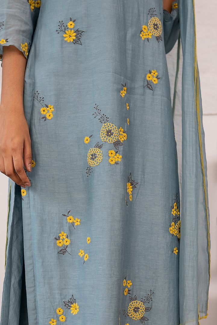 Periwinkle Embroidered Kurta Set by Vaayu at Pernia's Pop Up Shop