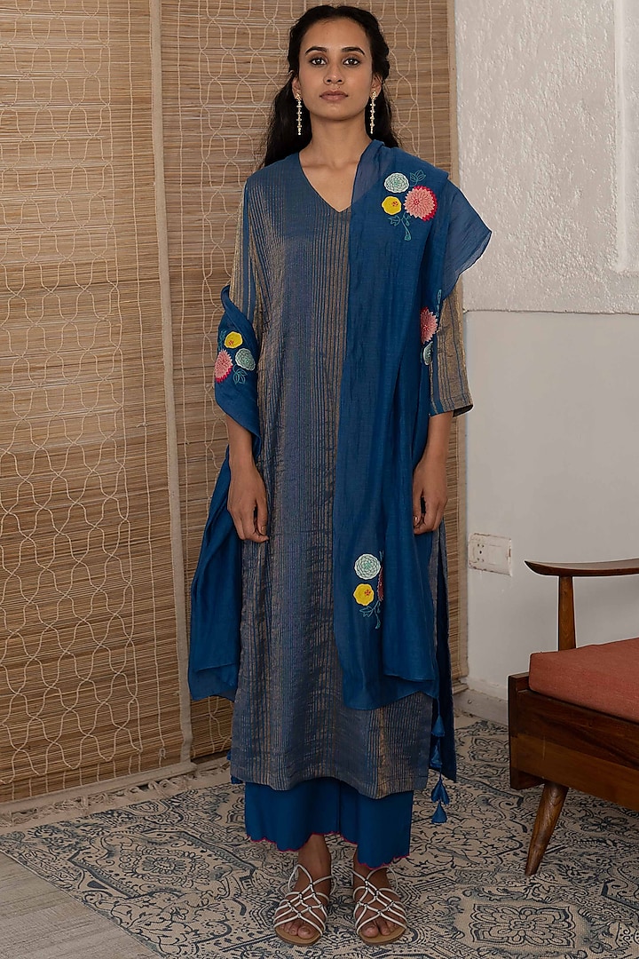 Sapphire Embroidered Kurta Set by Vaayu at Pernia's Pop Up Shop
