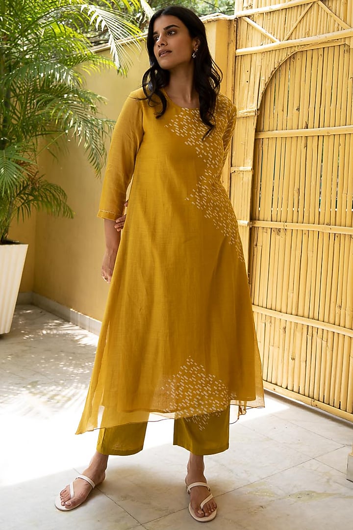 Marigold Printed Asymmetrical Kurta Set by Vaayu at Pernia's Pop Up Shop