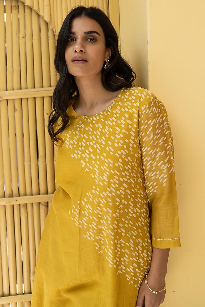 Marigold Printed Asymmetrical Kurta Set by Vaayu at Pernia's Pop Up Shop