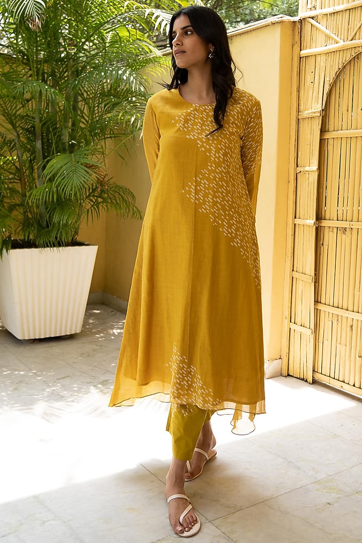 Marigold Printed Asymmetrical Kurta Set by Vaayu at Pernia's Pop Up Shop