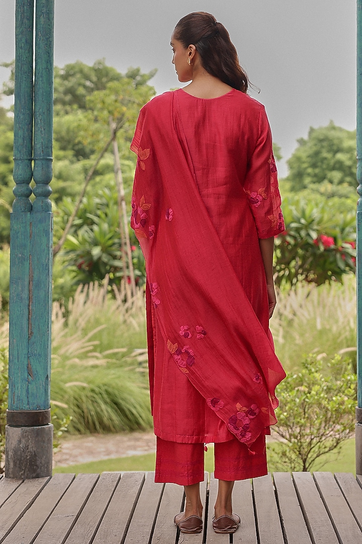 Berry Colored Muslin Cotton Floral Thread Embroidered Kurta Set by Vaayu at Pernia's Pop Up Shop