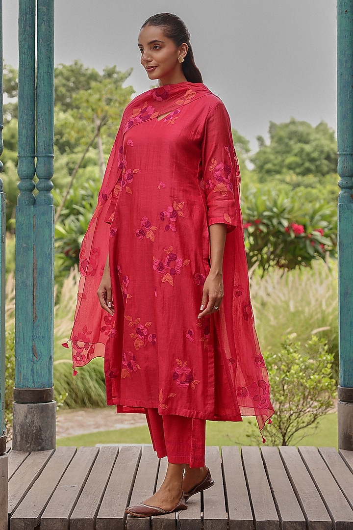 Berry Colored Muslin Cotton Floral Thread Embroidered Kurta Set by Vaayu at Pernia's Pop Up Shop