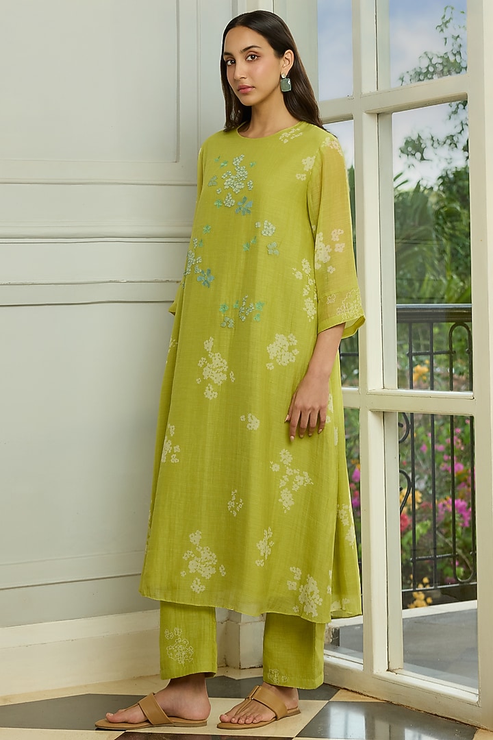 Lime Muslin Cotton Thread Embroidered Kurta Set by Vaayu at Pernia's Pop Up Shop