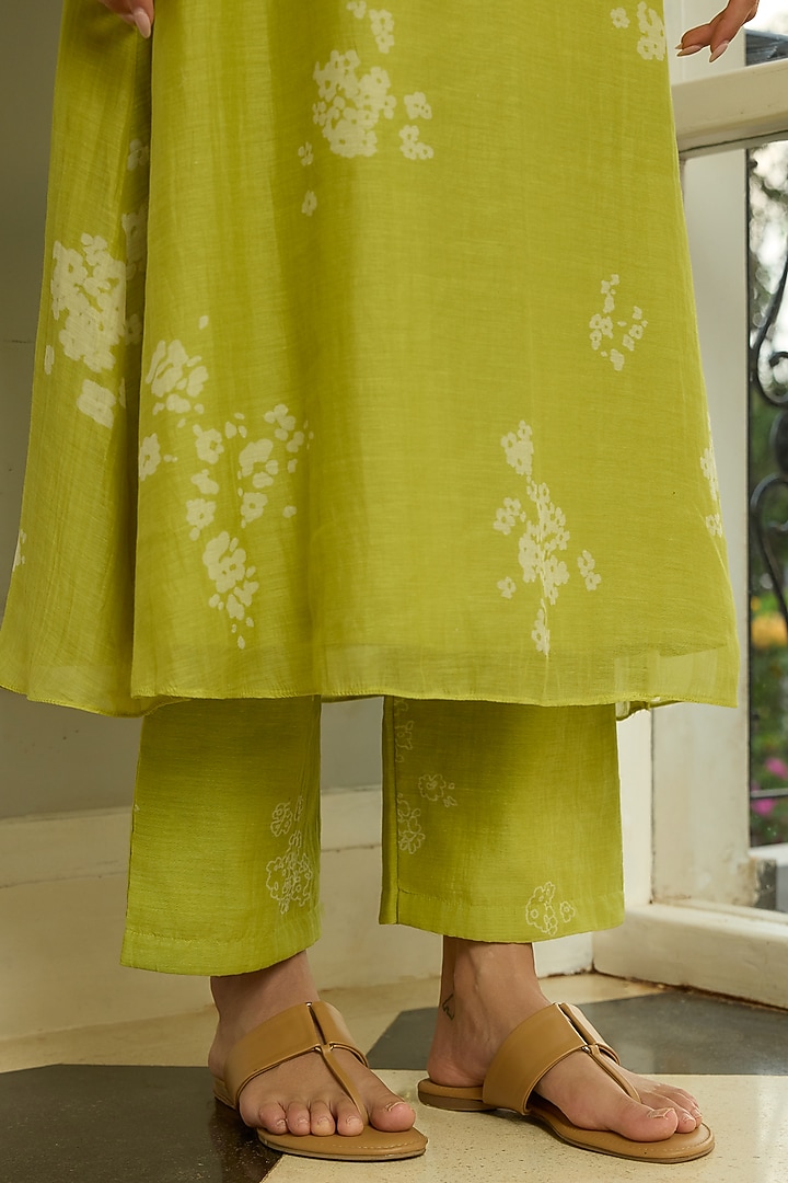 Lime Muslin Cotton Thread Embroidered Kurta Set by Vaayu at Pernia's Pop Up Shop