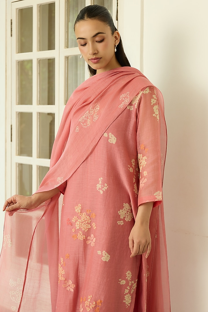 Blush Pink Muslin Cotton Floral Printed Kurta Set by Vaayu at Pernia's Pop Up Shop