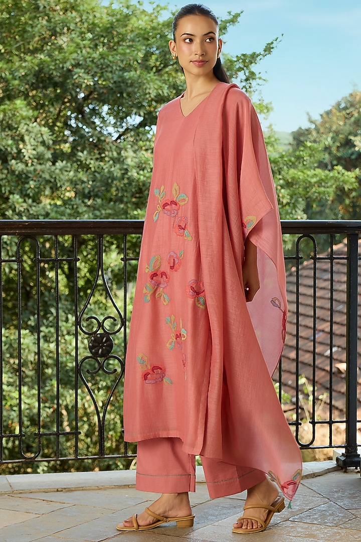 Blush Pink Muslin Cotton Floral Applique Kurta Set by Vaayu at Pernia's Pop Up Shop