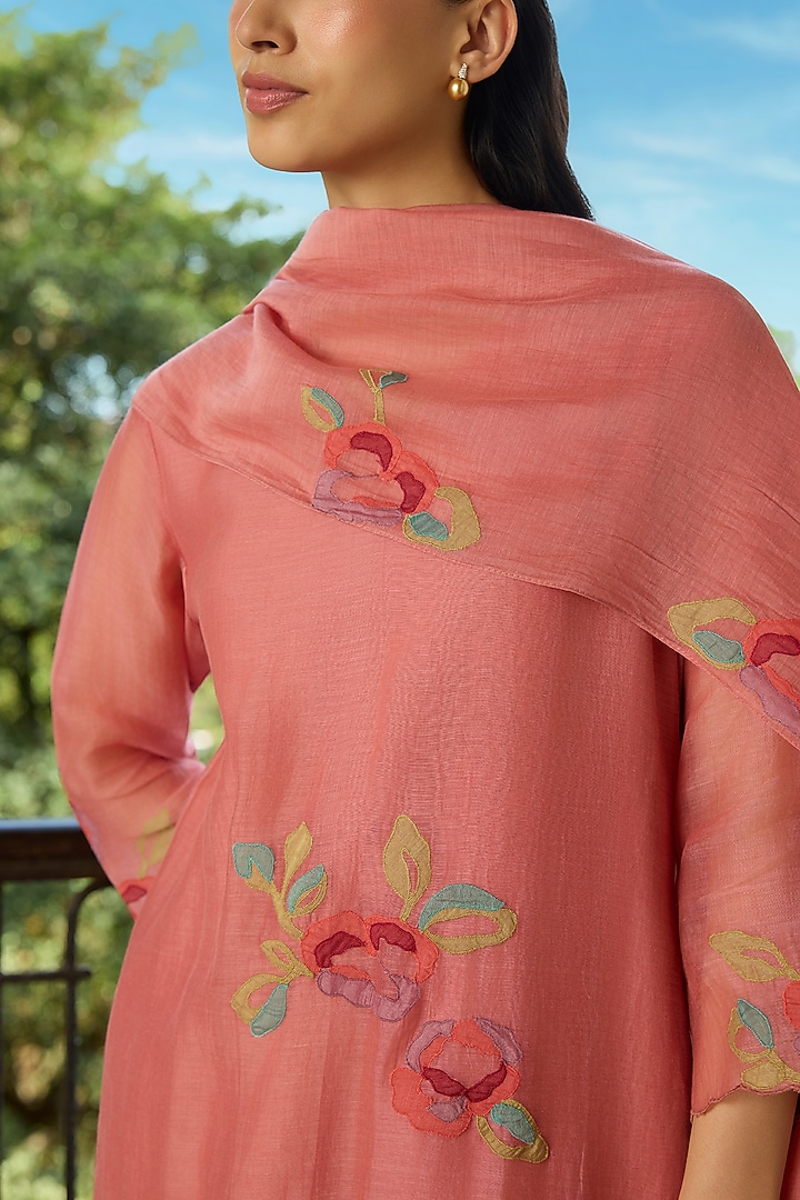 Blush Pink Muslin Cotton Floral Applique Kurta Set by Vaayu at Pernia's Pop Up Shop