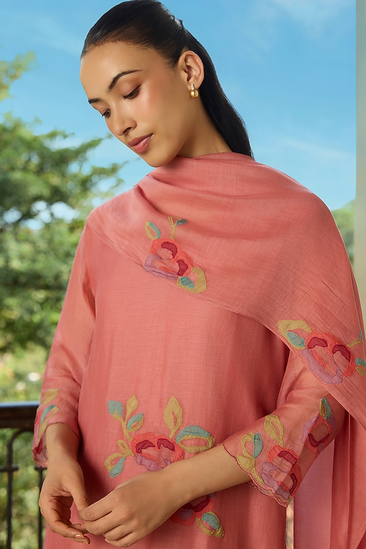 Blush Pink Muslin Cotton Floral Applique Kurta Set by Vaayu at Pernia's Pop Up Shop