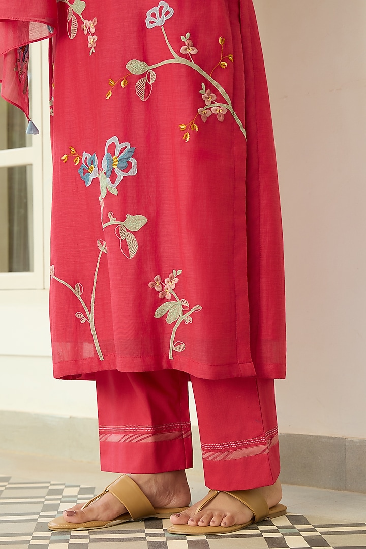 Scarlet Pink Muslin Cotton Applique Kurta Set by Vaayu at Pernia's Pop Up Shop