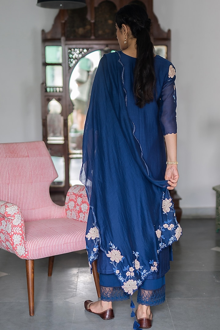 Sapphire Blue Floral Embroidered Kurta Set by Vaayu at Pernia's Pop Up Shop